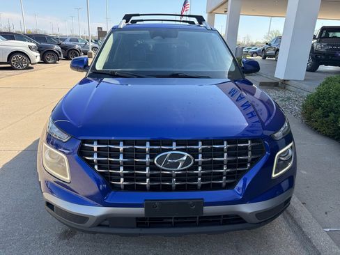 Used 2023 Hyundai Venue Limited image 2