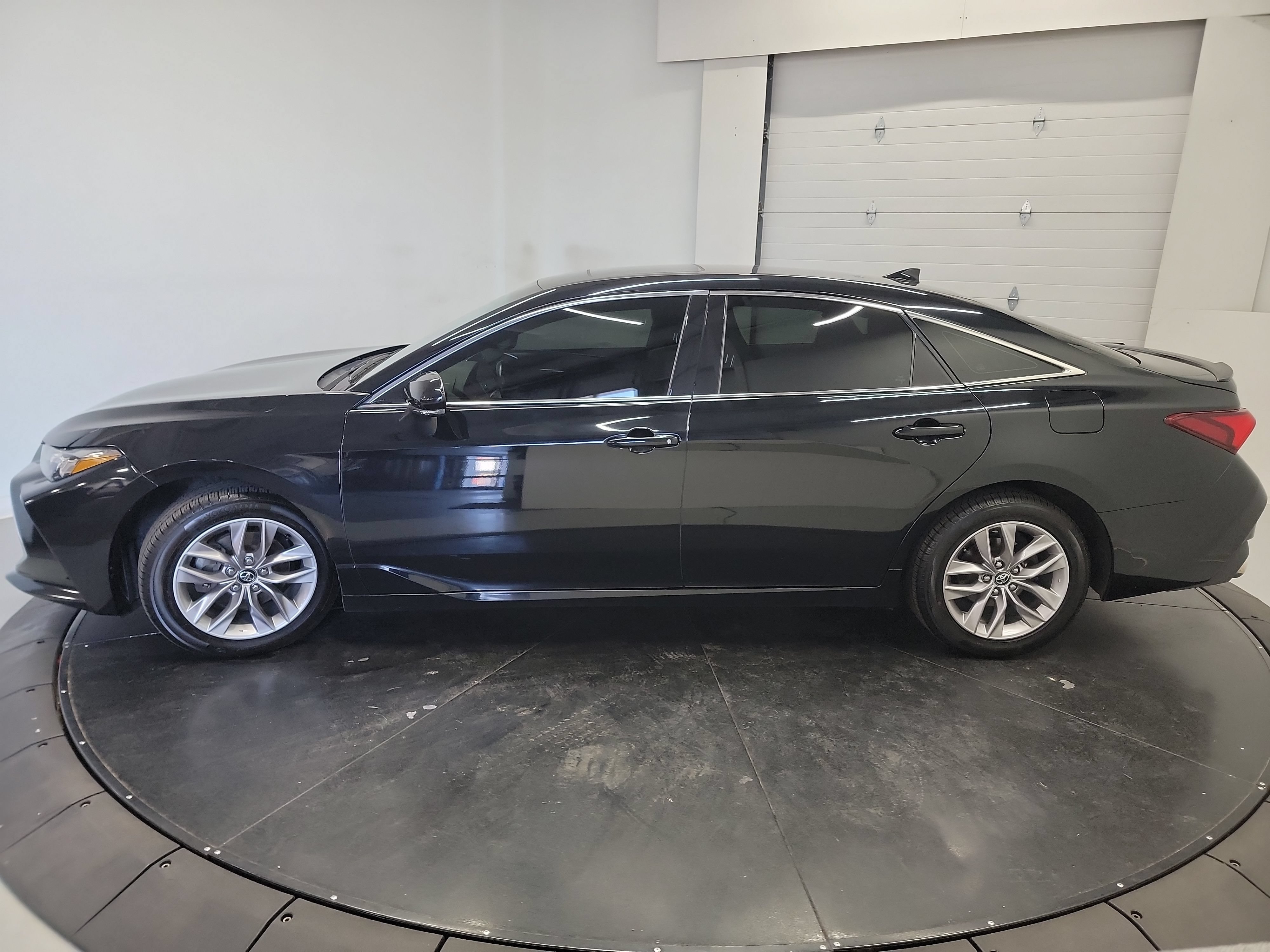 Used 2019 Toyota Avalon XLE w/ Moonroof Package FWD image 4