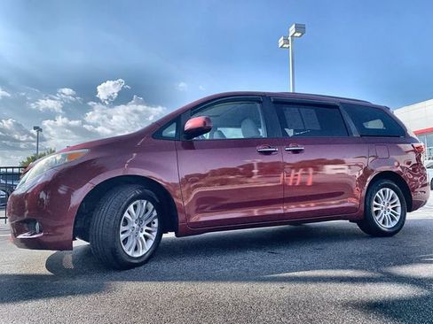 Used 2017 Toyota Sienna XLE w/ XLE Navigation Package FWD image 5