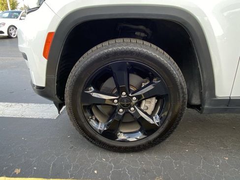 Used 2023 Jeep Grand Cherokee L Laredo image 10