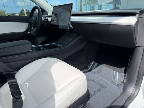 Used 2022 Tesla Model Y Long Range image 16