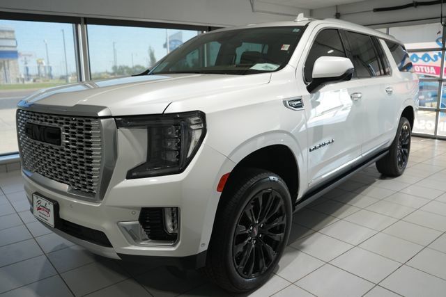 Used 2023 GMC Yukon XL Denali w/ Denali Reserve Package AWD/4WD image 6