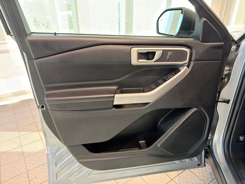 Used 2022 Ford Explorer XLT image 15