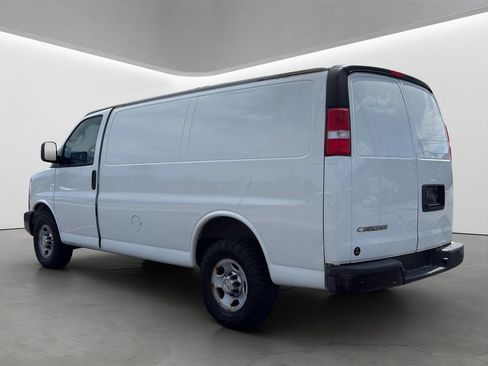 Used 2017 Chevrolet Express 2500 RWD image 3
