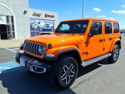 Used 2025 Jeep Wrangler Unlimited Sahara AWD/4WD image 2
