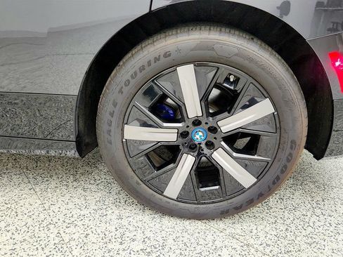 Used 2025 BMW iX xDrive50 AWD/4WD image 9