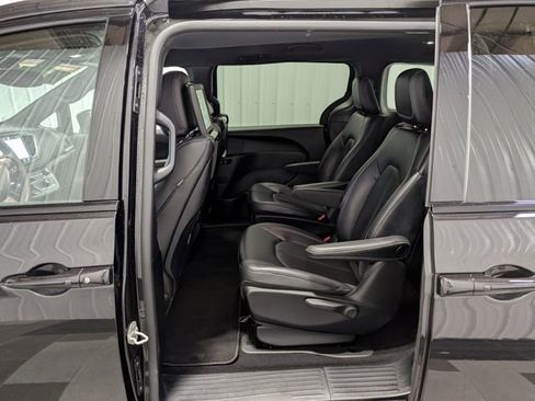 Used 2023 Chrysler Pacifica Touring-L w/ Uconnect Theater Family Group FWD image 8