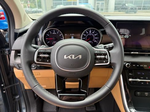 Used 2023 Kia Carnival EX FWD image 8