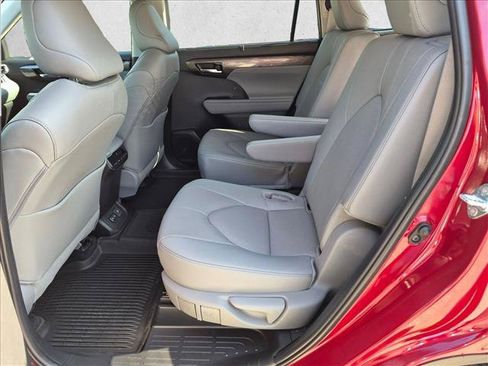 Used 2024 Toyota Highlander Limited FWD image 16
