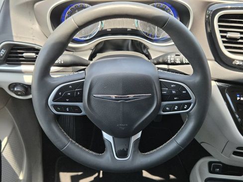 Used 2024 Chrysler Pacifica Touring-L FWD image 14