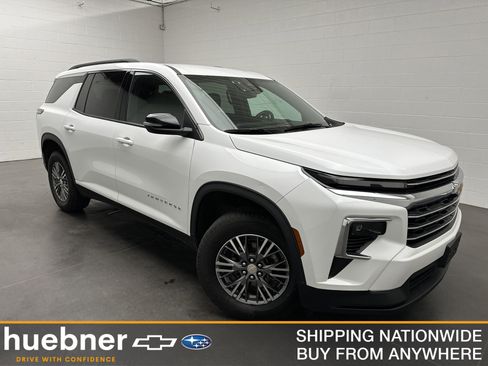 Used 2025 Chevrolet Traverse LT FWD image 1