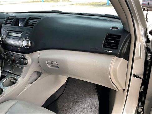 Used 2012 Toyota Highlander SE w/ Tow Pkg image 18