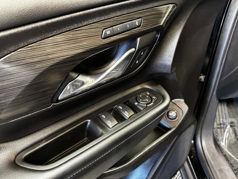 Used 2024 GMC Terrain SLT image 16