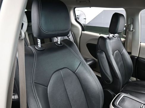 Used 2022 Chrysler Pacifica Touring-L FWD image 41