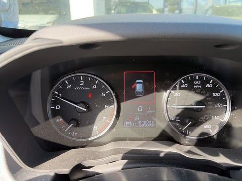 Used 2025 Subaru Crosstrek 2.0i Premium image 3