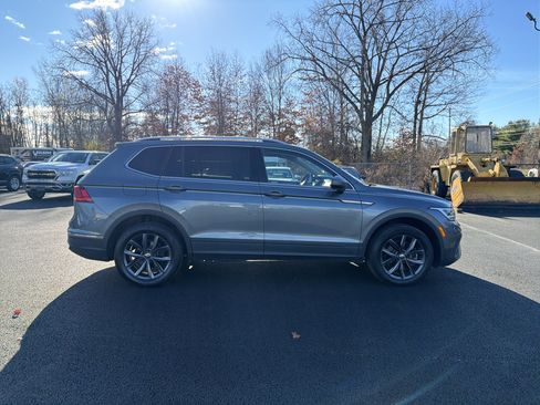 Certified 2023 Volkswagen Tiguan SE w/ Panoramic Sunroof Package image 4