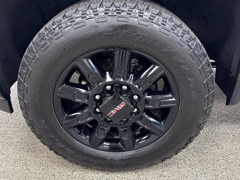 Used 2025 GMC Sierra 2500 AT4 image 2