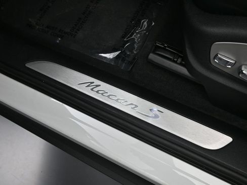 Certified 2023 Porsche Macan S AWD/4WD image 27