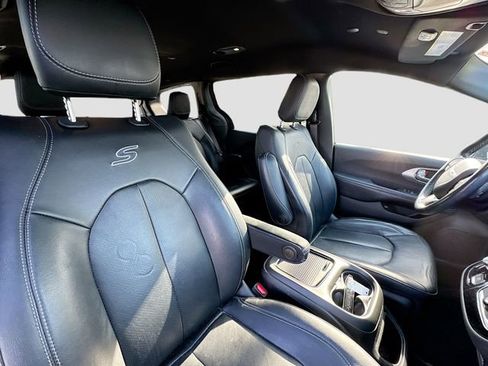 Used 2021 Chrysler Pacifica Touring-L w/ S Appearance Package image 24