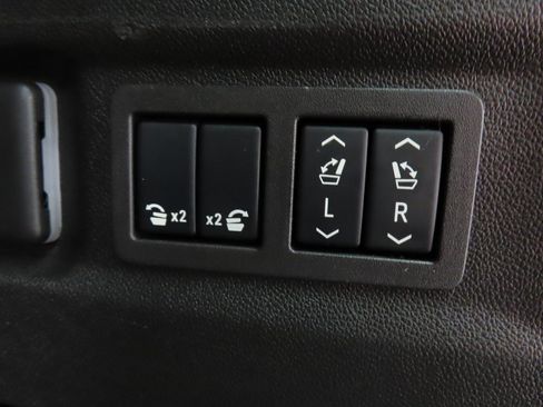 Used 2024 GMC Yukon XL SLT image 38