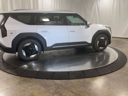 New 2026 Kia EV9 Wind image 2