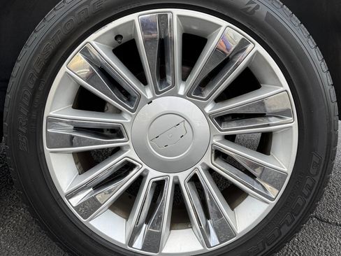 Used 2018 Cadillac Escalade Platinum AWD/4WD image 14