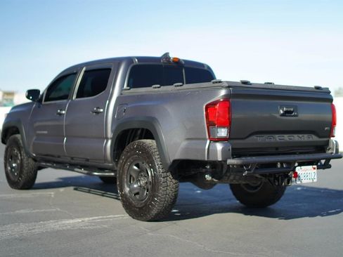 Used 2018 Toyota Tacoma TRD Off-Road w/ Technology Package image 9