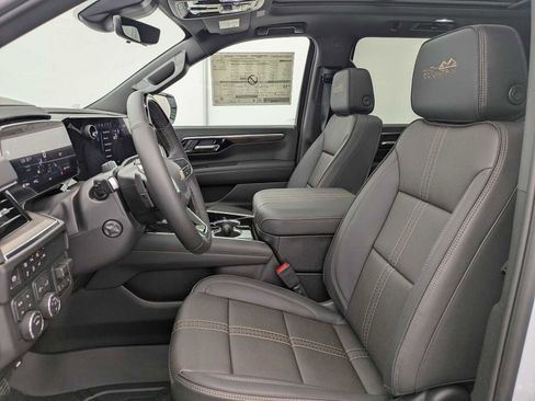 New 2026 Chevrolet Suburban High Country image 17