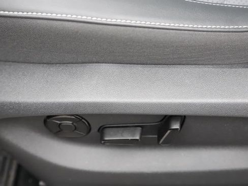 Used 2025 Volkswagen Tiguan SE w/ Panoramic Sunroof Package AWD/4WD image 15