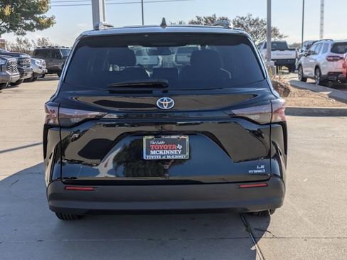 Used 2024 Toyota Sienna LE w/ LE Plus Package image 6