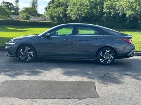 Used 2025 Hyundai Elantra Limited FWD image 4