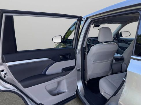 Used 2018 Toyota Highlander LE AWD/4WD image 14