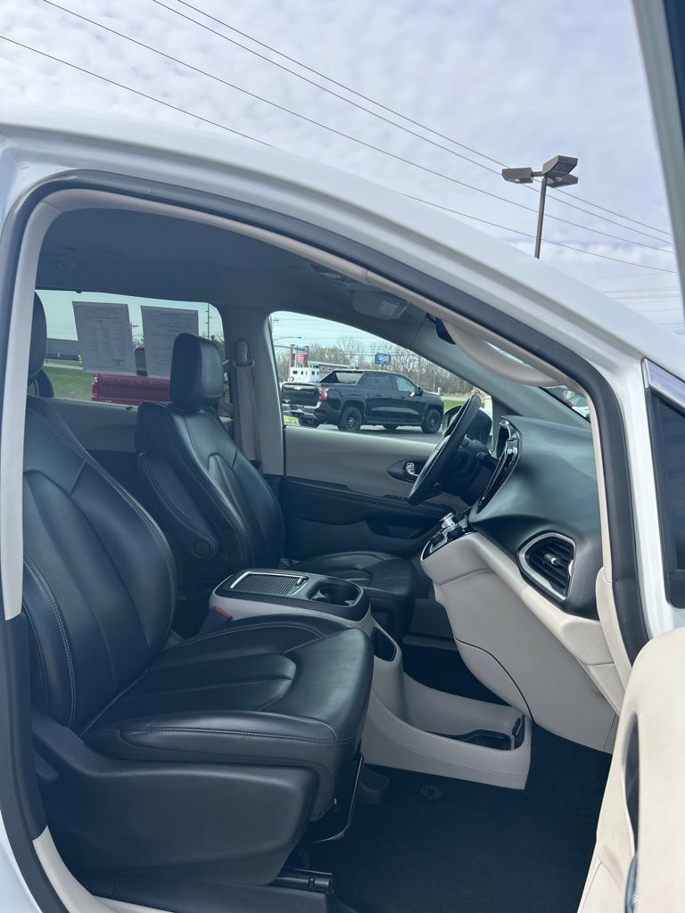 Used 2023 Chrysler Pacifica Touring-L FWD image 63