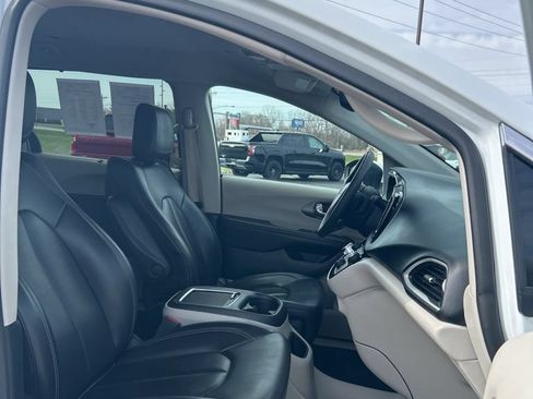 Used 2023 Chrysler Pacifica Touring-L FWD image 63