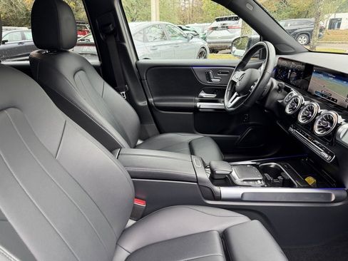 Used 2022 Mercedes-Benz GLB 250 4MATIC image 9