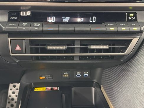 Used 2026 Toyota Camry Hybrid FWD image 35