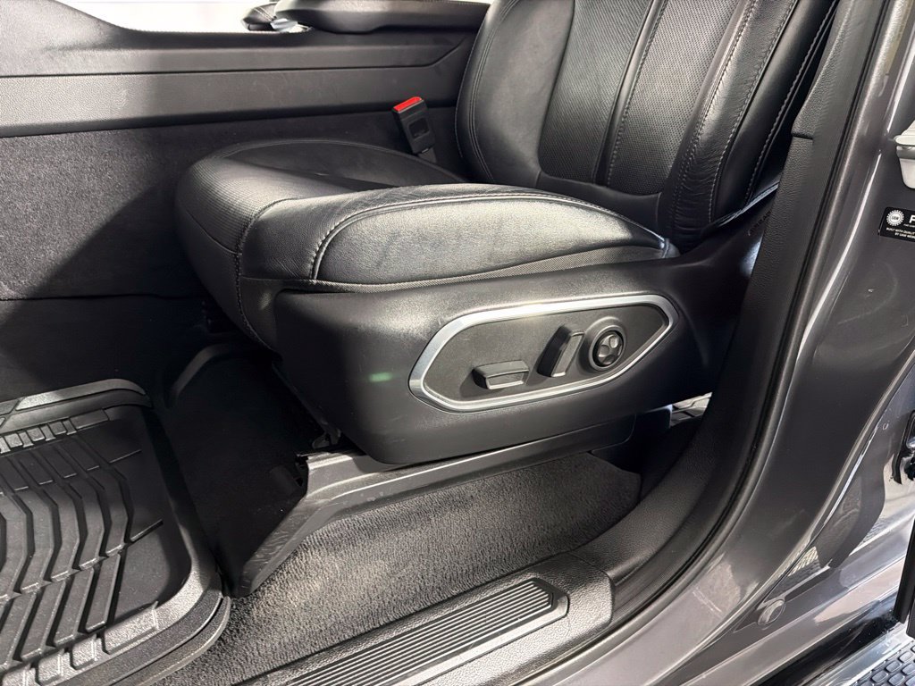 Used 2024 Jeep Wagoneer L Series III w/ Flexible Seating Group AWD/4WD image 11