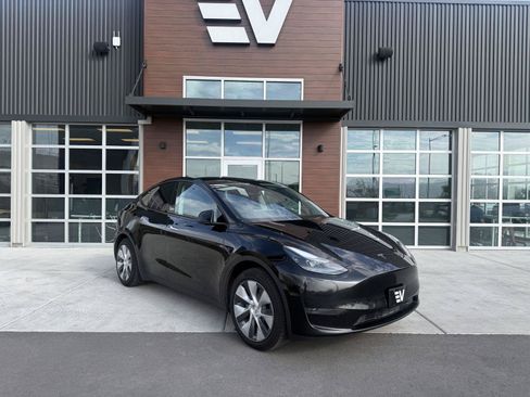 Used 2024 Tesla Model Y Long Range RWD image 2