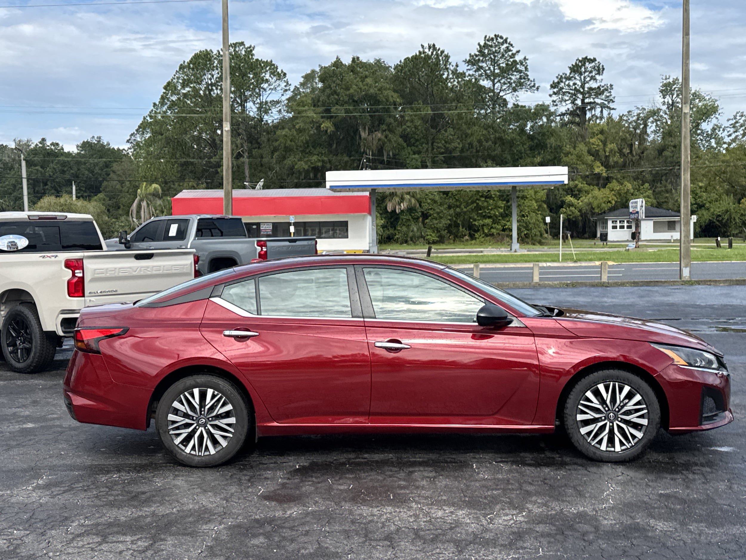 Used 2025 Nissan Altima 2.5 SV FWD image 10