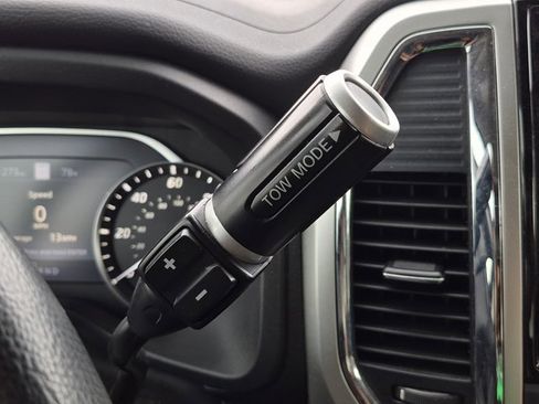 Used 2020 Nissan Titan SV w/ SV Convenience Package RWD image 9