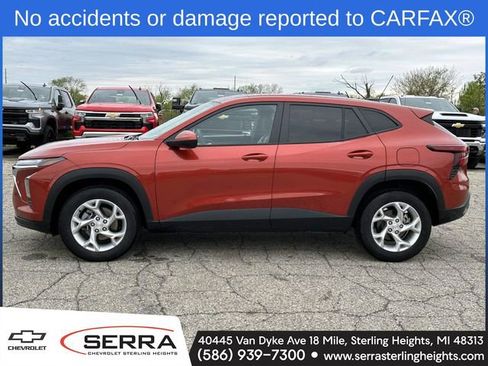 Used 2024 Chevrolet Trax LS w/ LS Convenience Package FWD image 2