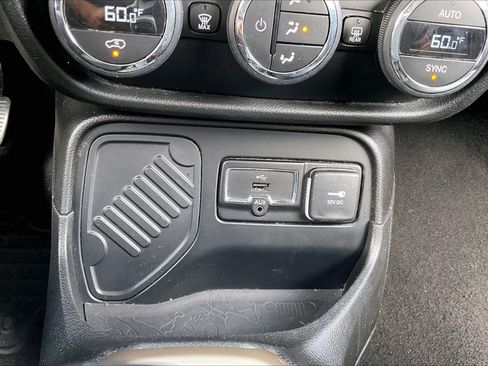 Used 2017 Jeep Renegade Limited FWD image 31