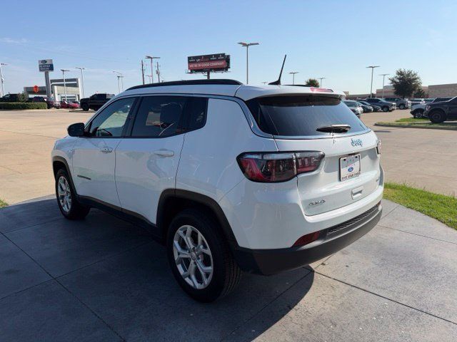 Used 2024 Jeep Compass Latitude AWD/4WD image 5