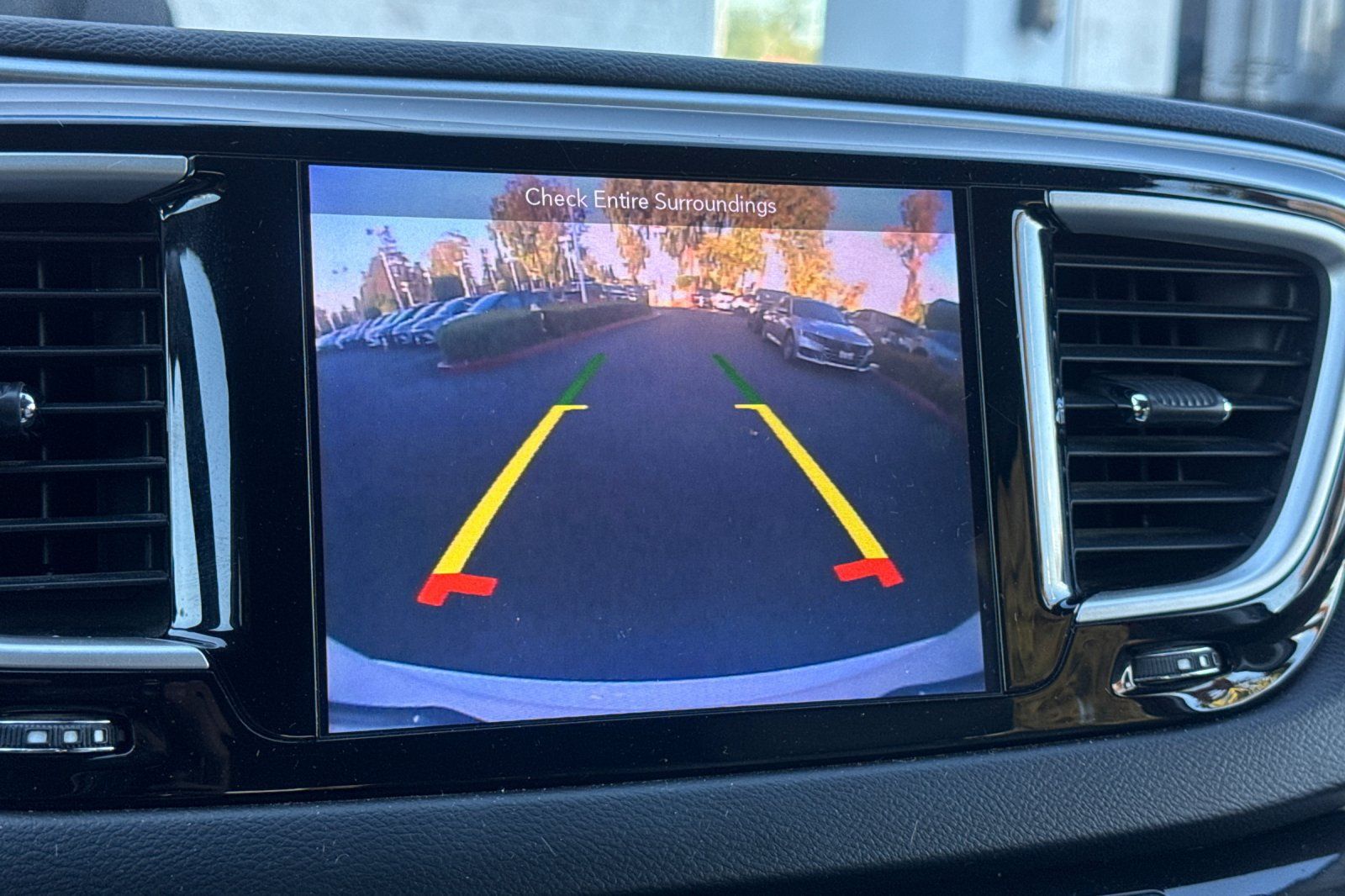 Used 2018 Chrysler Pacifica Touring-L FWD image 27
