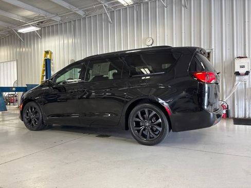 Used 2020 Chrysler Pacifica Touring-L Plus w/ S Appearance Package FWD image 9