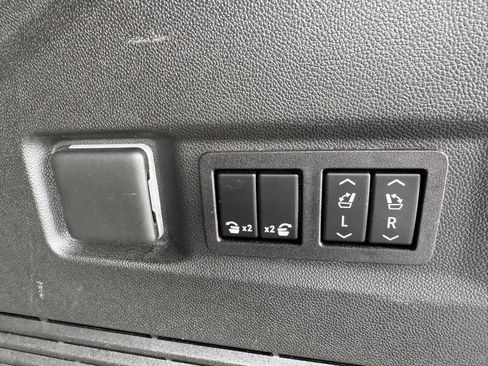 Used 2023 GMC Yukon Denali Ultimate w/ LPO, Floor Liner Package AWD/4WD image 6