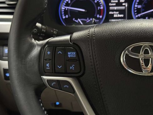 Used 2019 Toyota Highlander XLE AWD/4WD image 16
