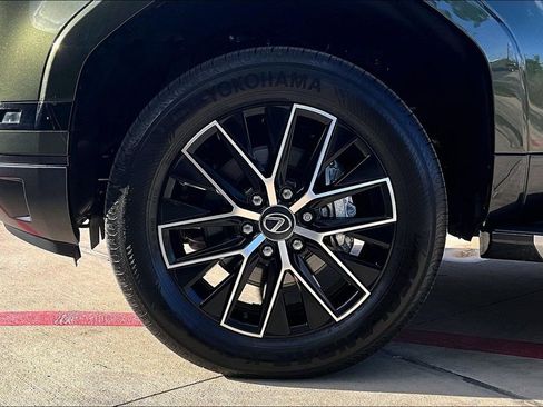 Used 2025 Lexus GX 550 w/ Accessory Package (2T) image 12