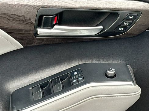 Used 2021 Toyota Highlander Platinum FWD image 24