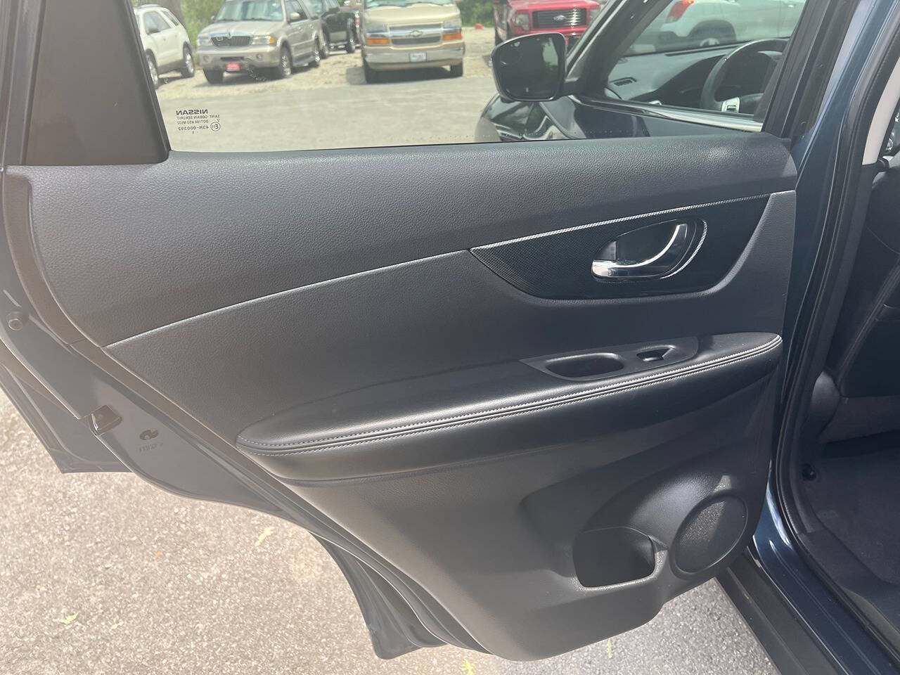 Used 2016 Nissan Rogue SL AWD/4WD image 2